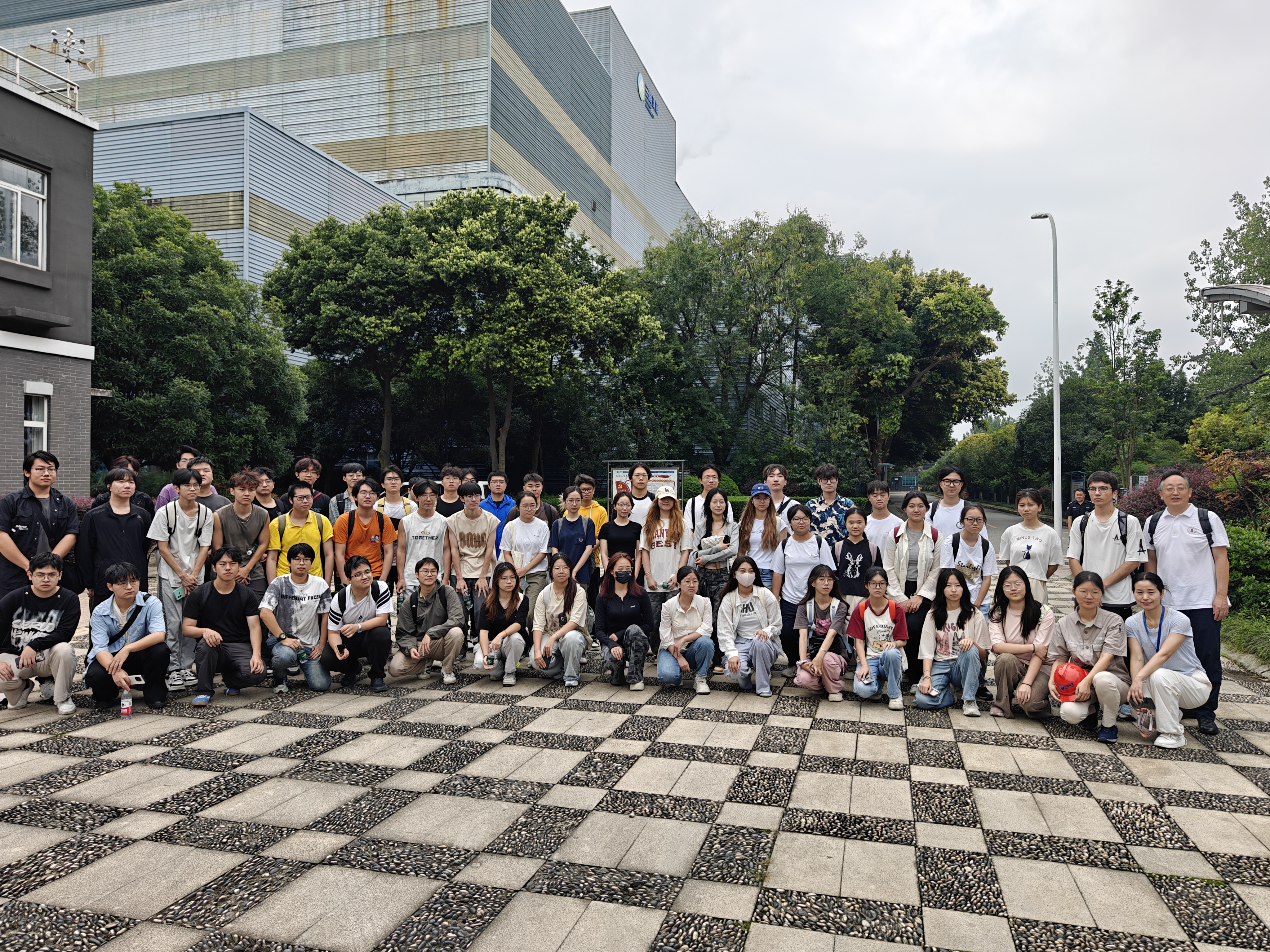 20250708四川大學(xué)環(huán)境工程專(zhuān)業(yè)師生到成都三峰開(kāi)展專(zhuān)業(yè)實(shí)踐活動(dòng).jpg