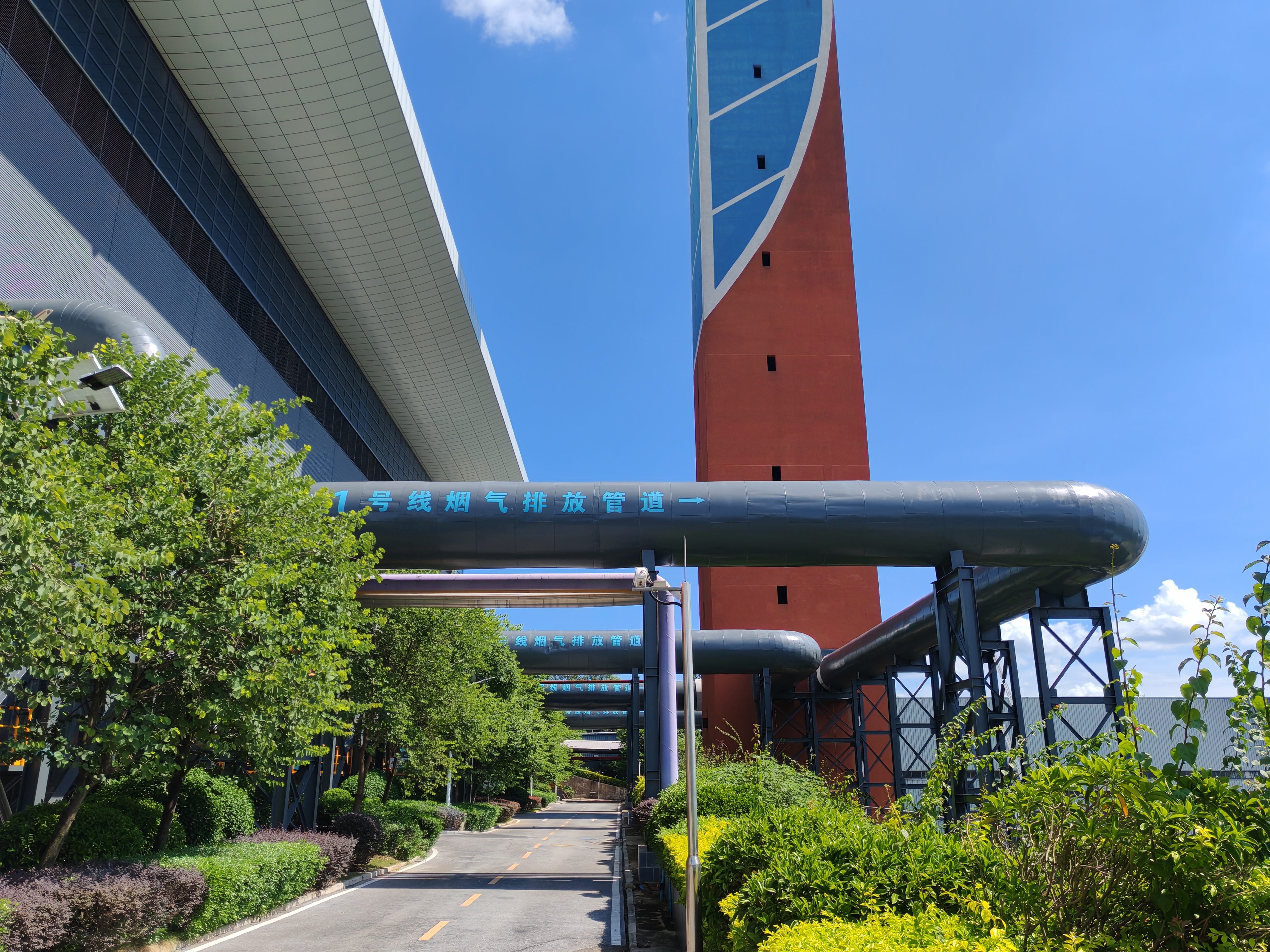 廠(chǎng)房側面的煙道.jpg 廠(chǎng)房側面的煙道.jpg